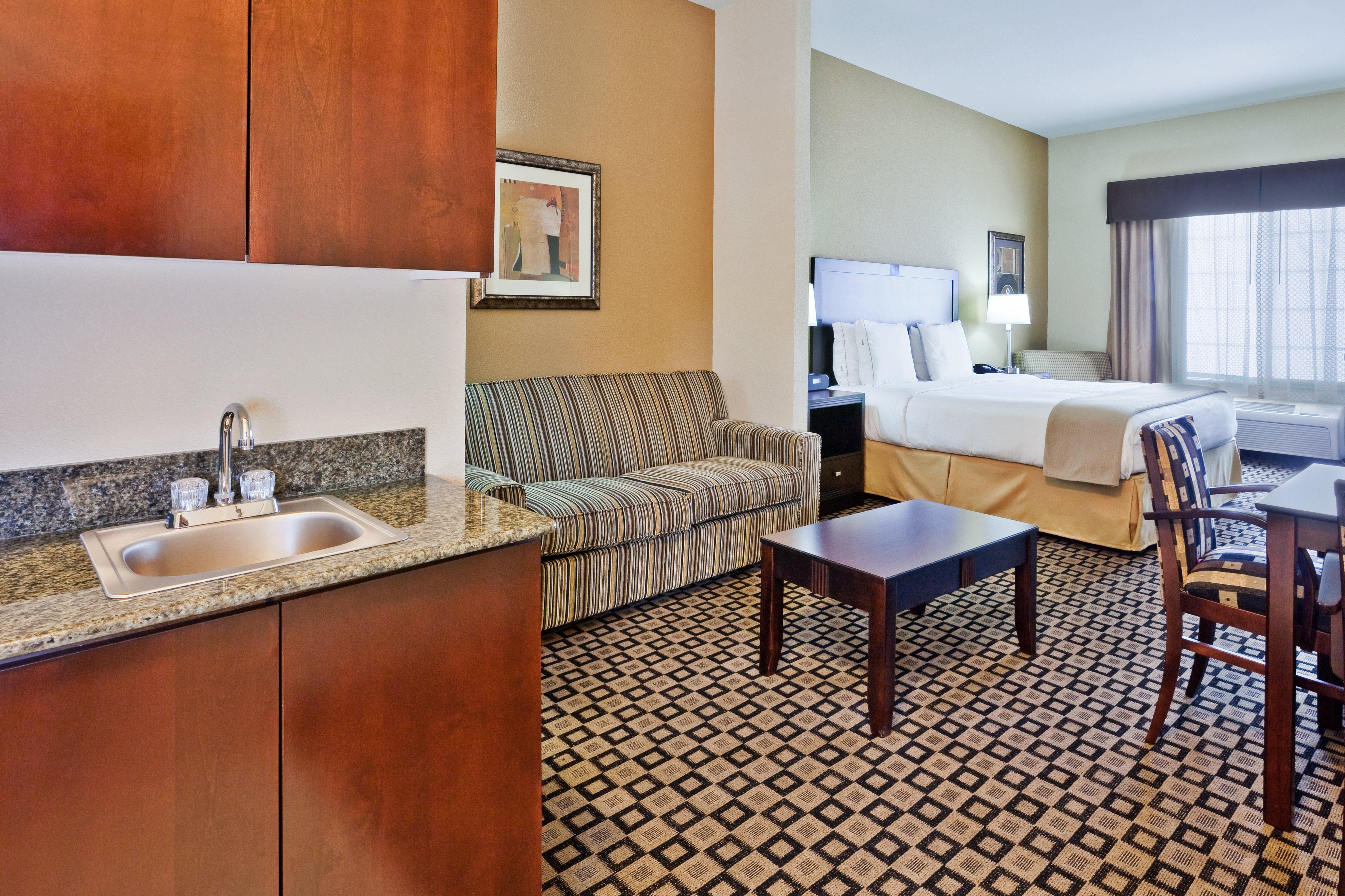 Holiday Inn Express & Suites Clovis By Ihg Exterior photo